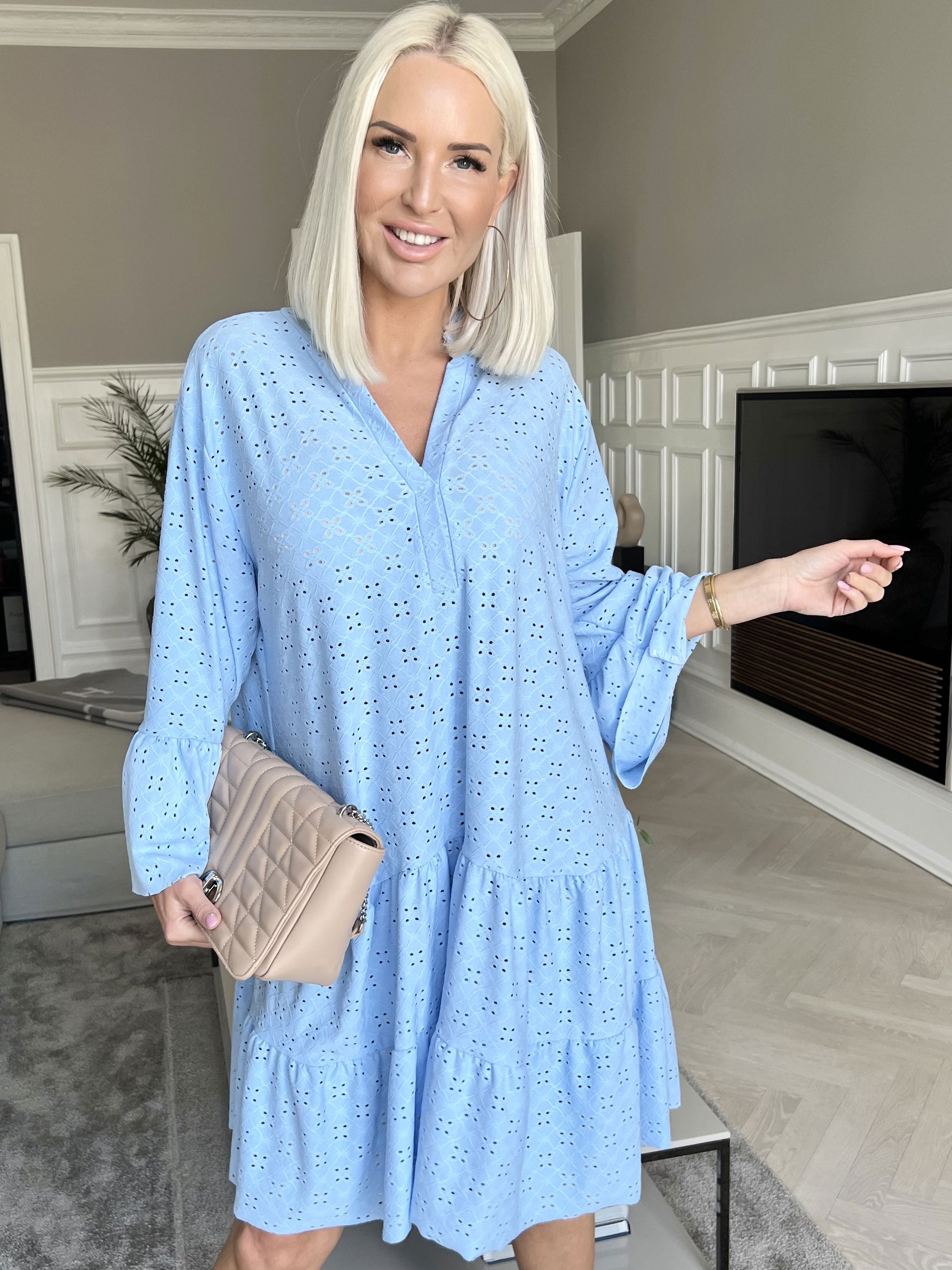 Indiana - Sød elastisk kjole i broderi anglaise